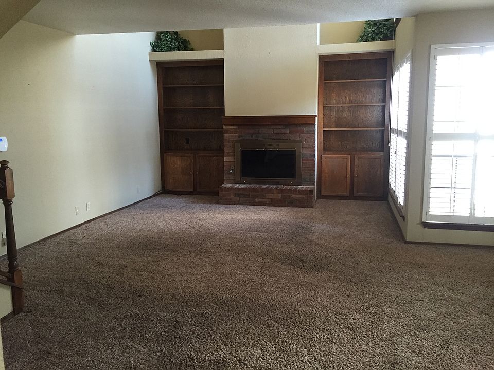 LIVING ROOM WITH FIREPLACE