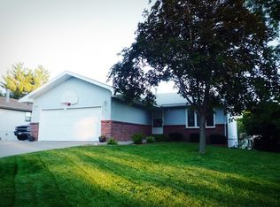 6011 Skylark Ln, Lincoln, NE 68516