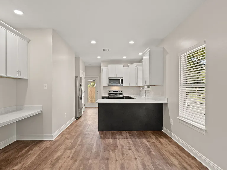 402 S Division St — Photo 18