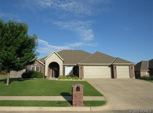 923 Willow Creek Dr, Bartlesville, OK 74006