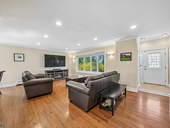 3rd image of 47 Crossbrook Rd