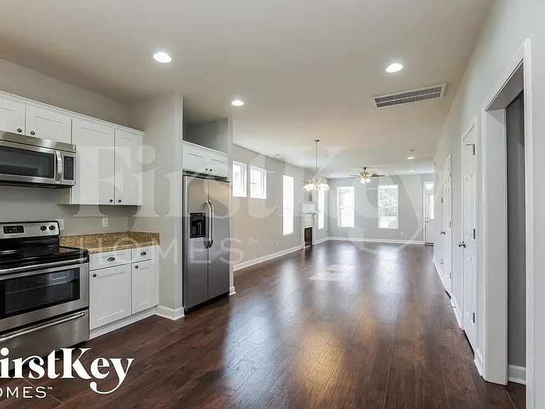 713 Walnut Crossing Dr — Photo 5