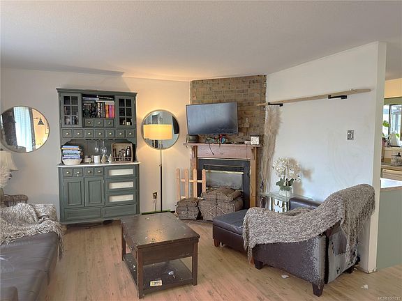 3rd image of 693 Wedgewood Cres