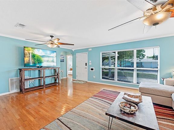 4th image of 102 Coral Ln