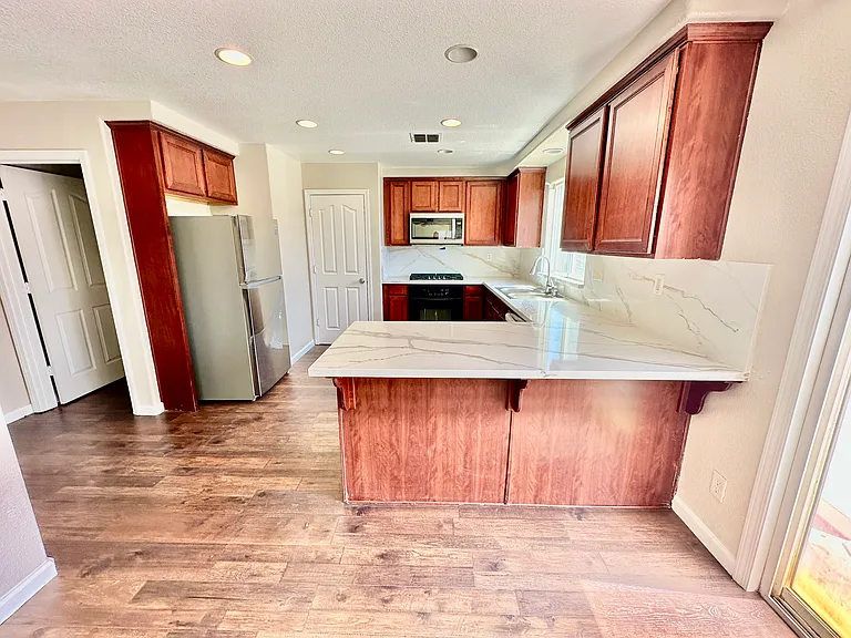 866 Papaya St — Photo 9