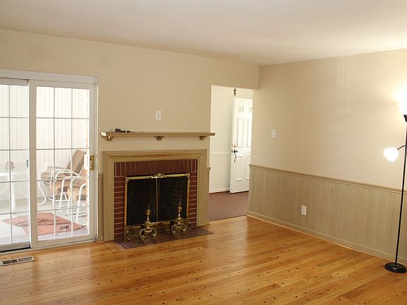 4th image of 4890 Broad Oak Dr