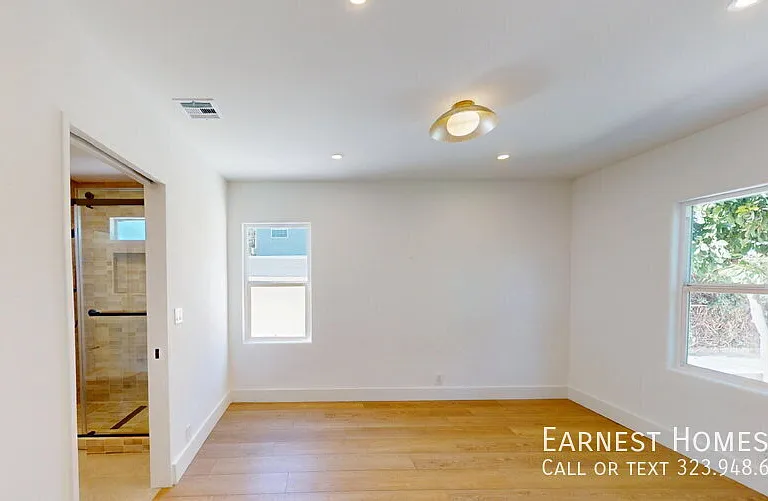 15242 Morrison St — Photo 12
