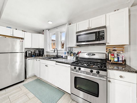2nd image of 32 Irwin St
