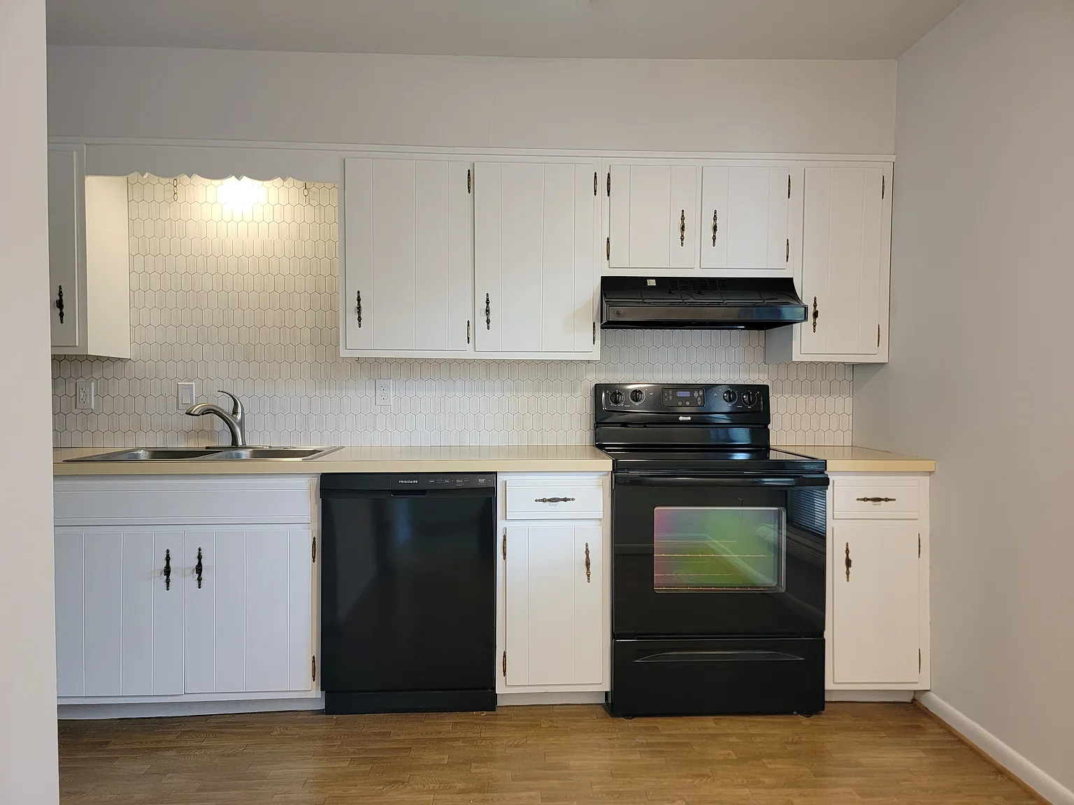 2 bed, 1.5 bath, 1190 sqft, $1,595 — Photo 2