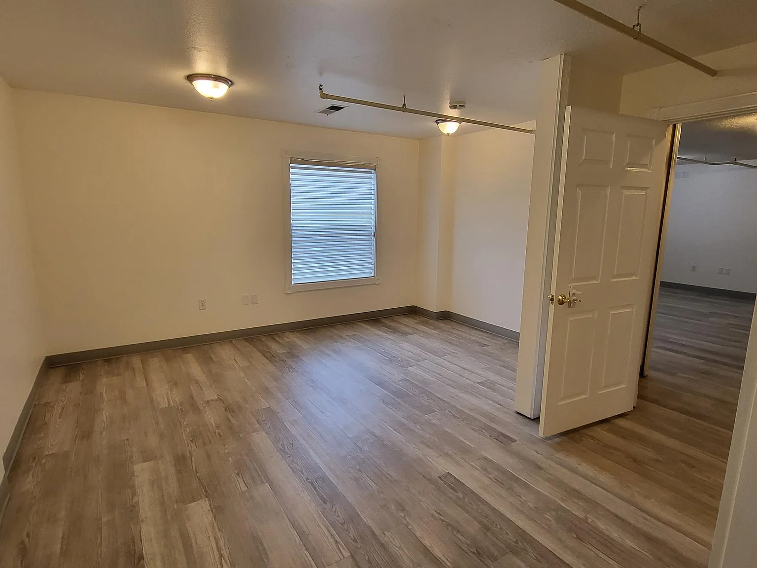 1 bed, 850 sqft, $1,900 — Photo 2