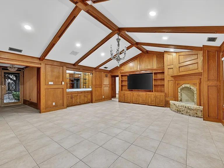 304 Bluebird Ave — Photo 3