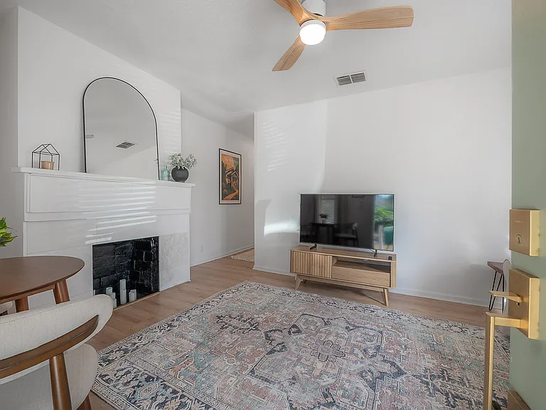 317 W Curtis St — Photo 3