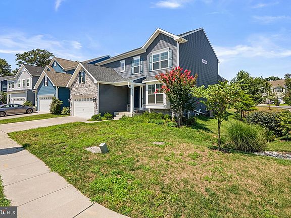 4th image of 412 Whispering Elm Ln