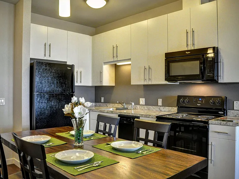 Emerald Ridge Apartments & Townhomes — Photo 14