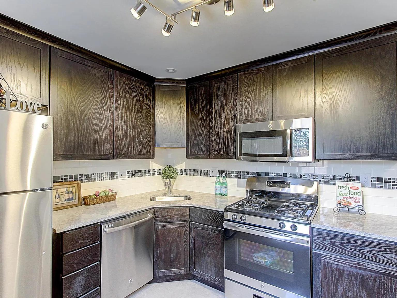 4522 Lincoln St — Photo 4