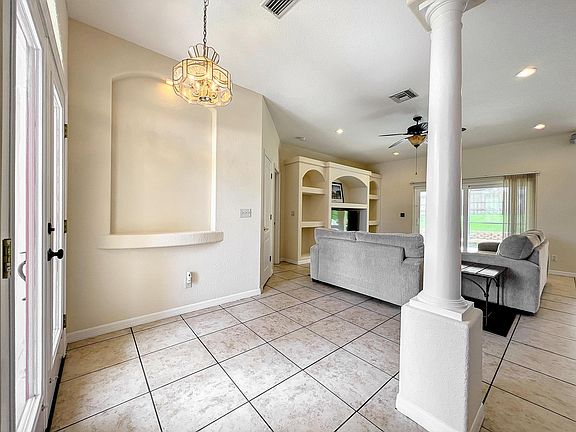 3rd image of 832 Cumberland Cir