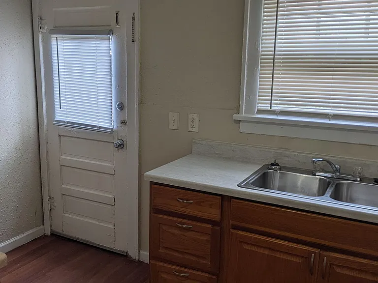 1404 S Maywood Ave — Photo 4