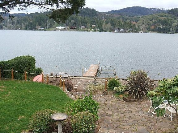 Flagstone steps to boat dock
