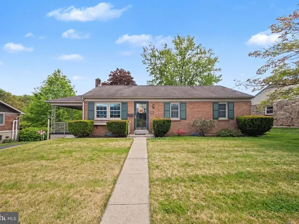 422 Westview Dr, Akron, PA 17501