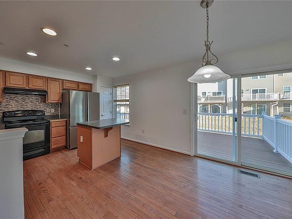 3rd image of 15 Gold Rose Ln