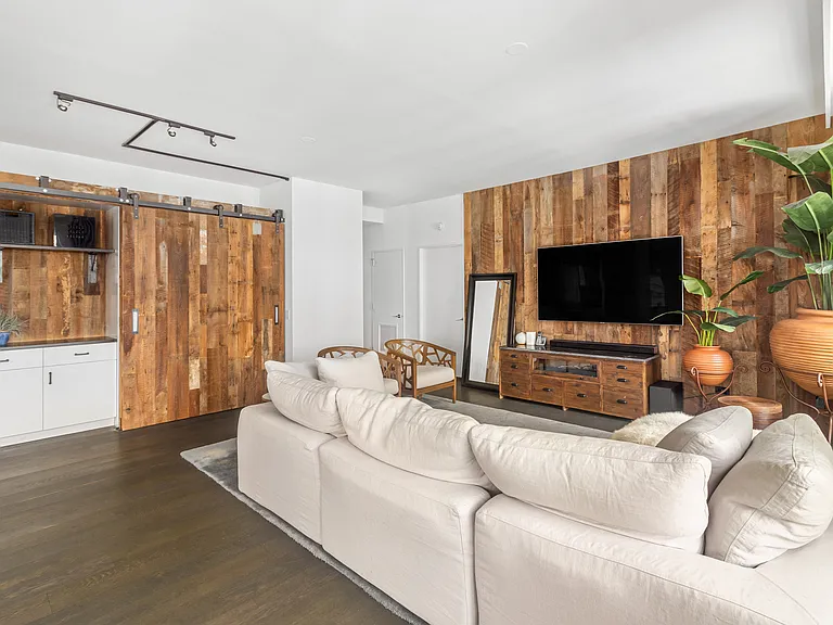 100 W 18th St #5C — Photo 4