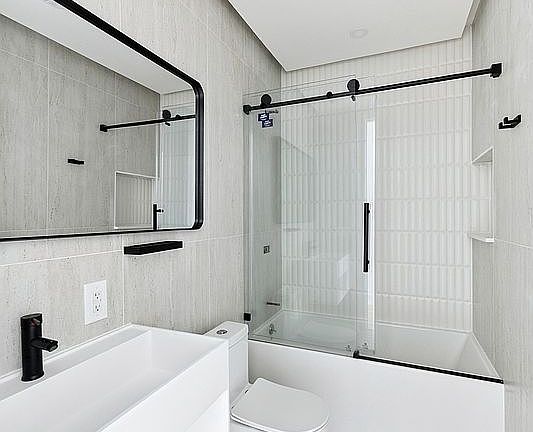 5th image of 831 Knickerbocker Ave #Penthouse 4