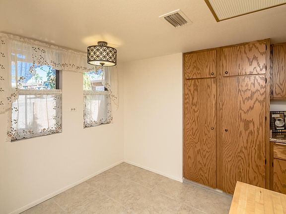 4th image of 1820 Hickory Dr
