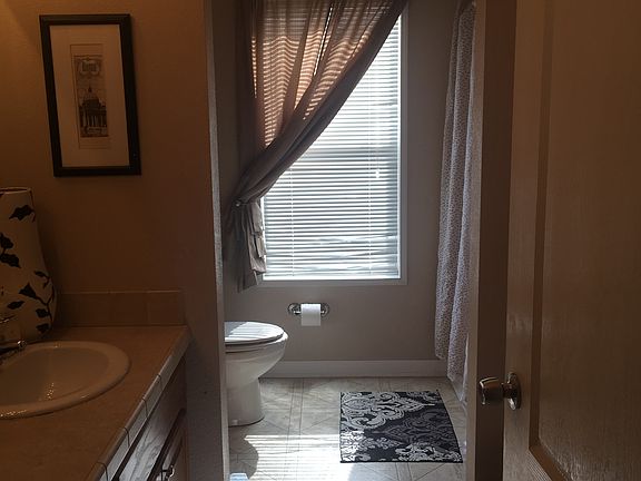 Bathroom (guest)