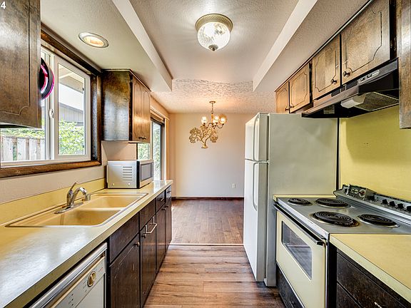 3rd image of 3603 NE 45th St APT B