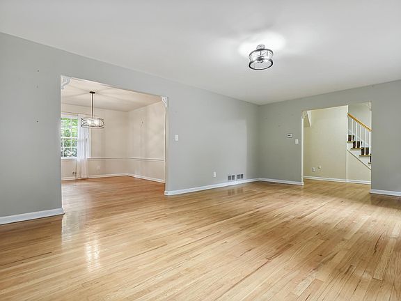 2nd image of 33 Stonehenge Rd
