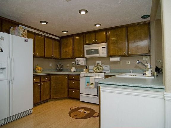 Kitchen w/lots of cupboards