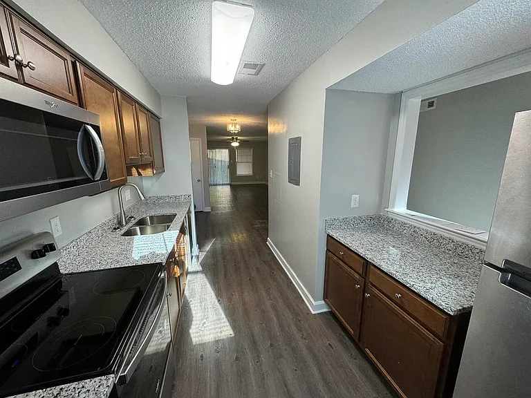 Avery Close Condominiums — Photo 44