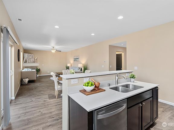 5th image of 303 Ericksen Lane N