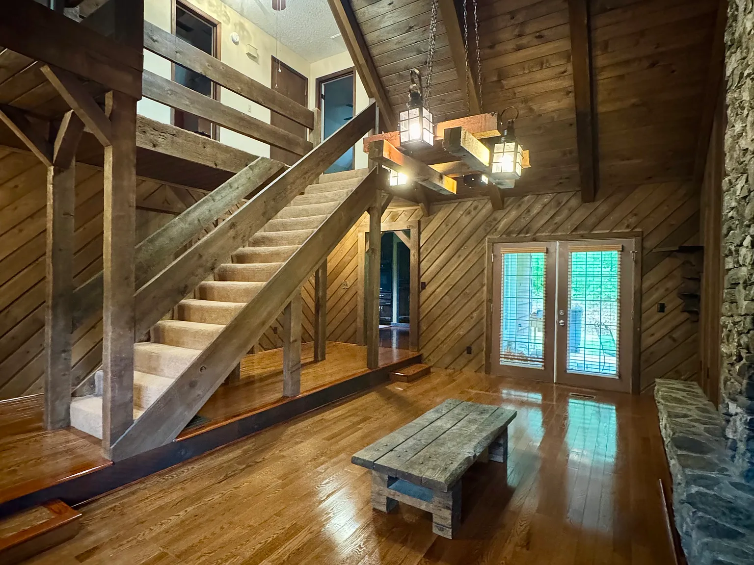 907 Vaughn Dr — Photo 2