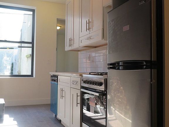 2nd image of 542 Bainbridge St APT 3R