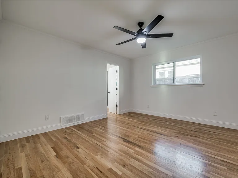 Secondary (middle) bedroom