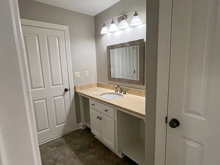 808 Old White Ln — Photo 27