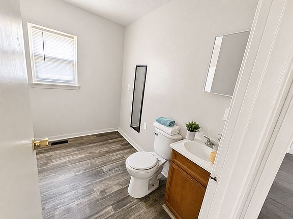 5th image of 2615 Collier St