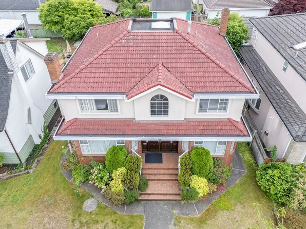 122 W 43rd Ave, Vancouver, BC V5Y 2T7