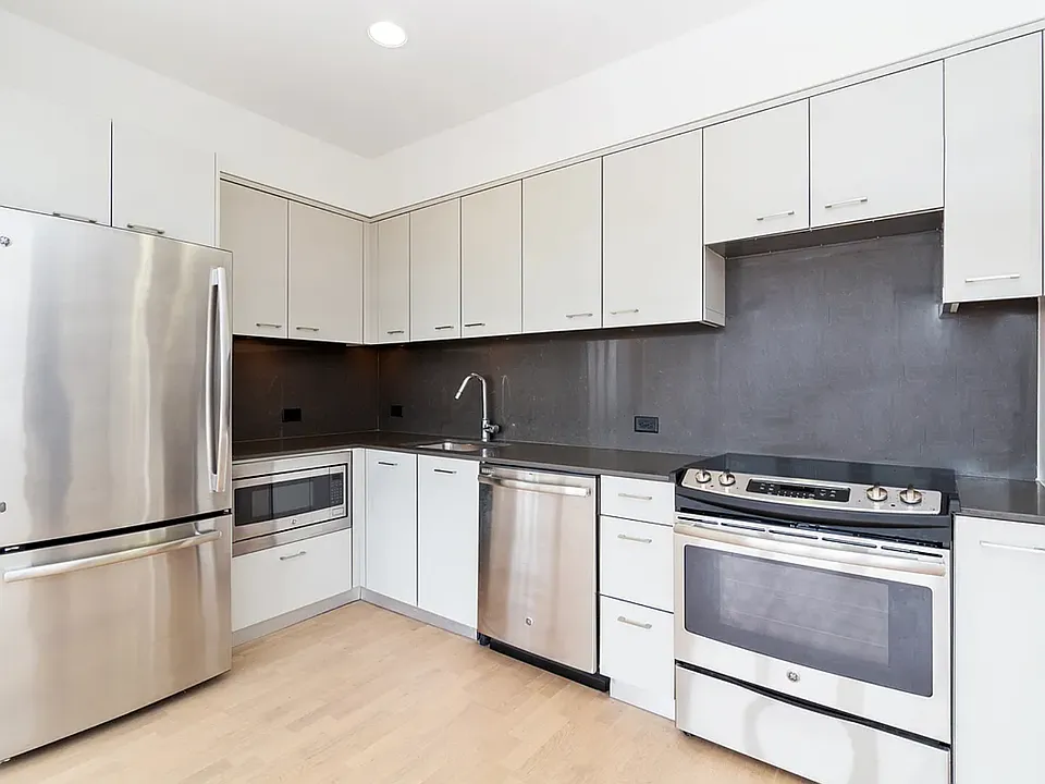 31-57 31st St #411
