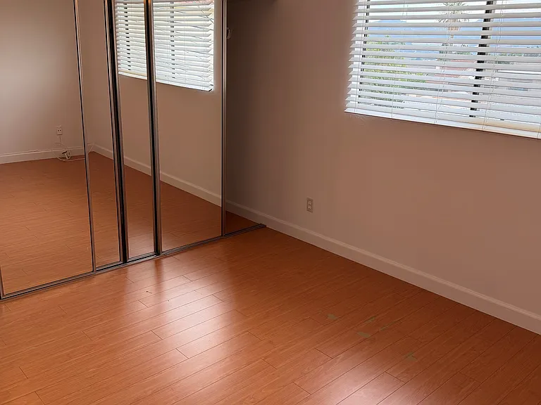 557 E Tujunga Ave #H — Photo 11