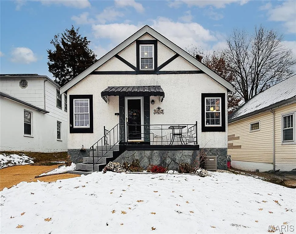 4642 Leona St photo 1