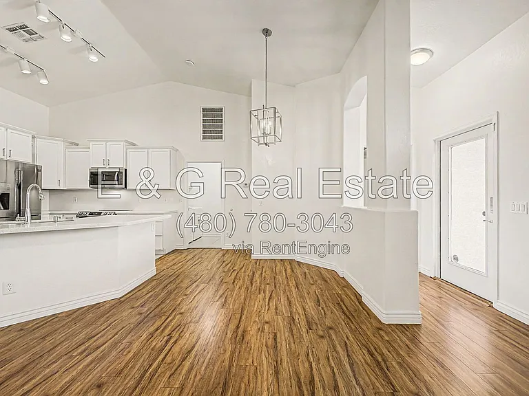 678 W Fremont Dr — Photo 10