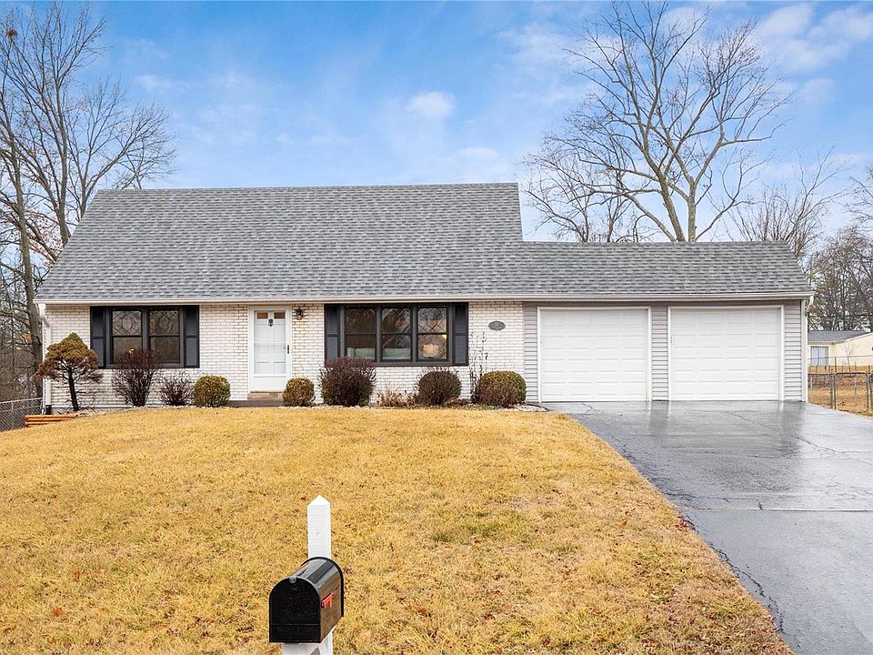 1st image of 32 E Meadow Ln