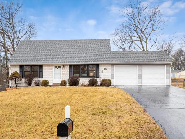 32 E Meadow Ln, Ellisville, MO 63021