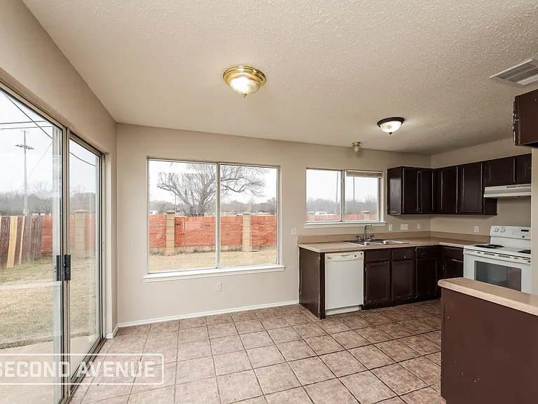 12931 Parker Ct — Photo 5