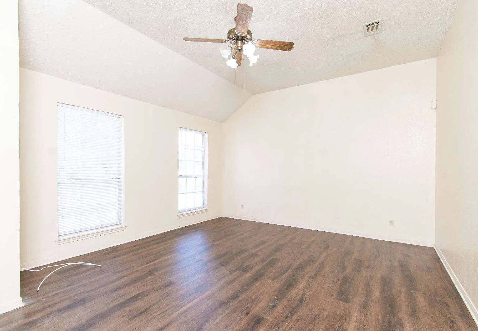 3 bed, 2.0 bath, 1050 sqft, $1,200 — Photo 3