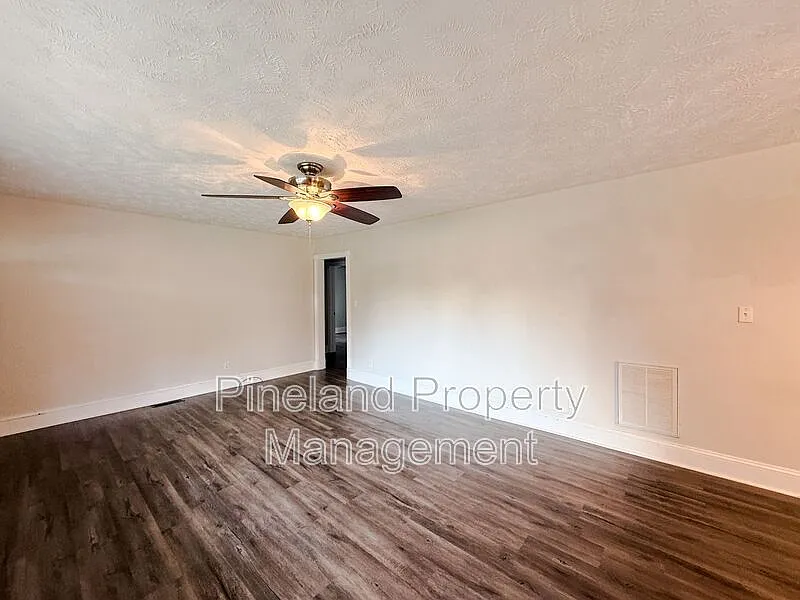 3 bed, 2.0 bath, 1274 sqft, $1,435 — Photo 2