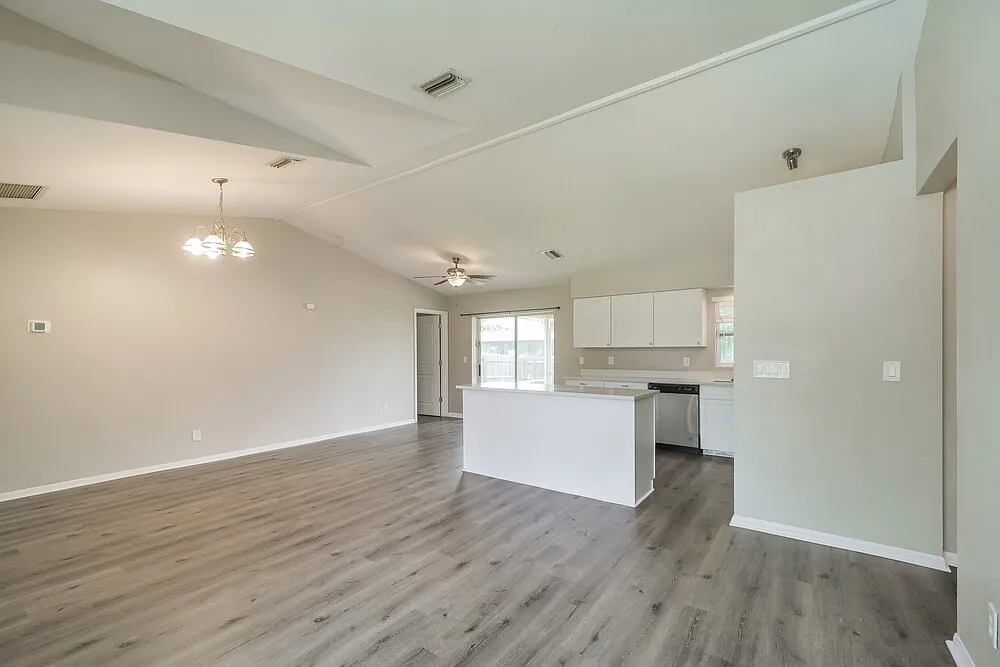 3 bed, 2.0 bath, 1225 sqft, $1,715 — Photo 4