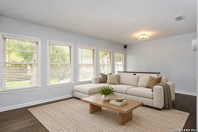 3 bed, 1.0 bath, 1738 sqft, $1,800 — Photo 2
